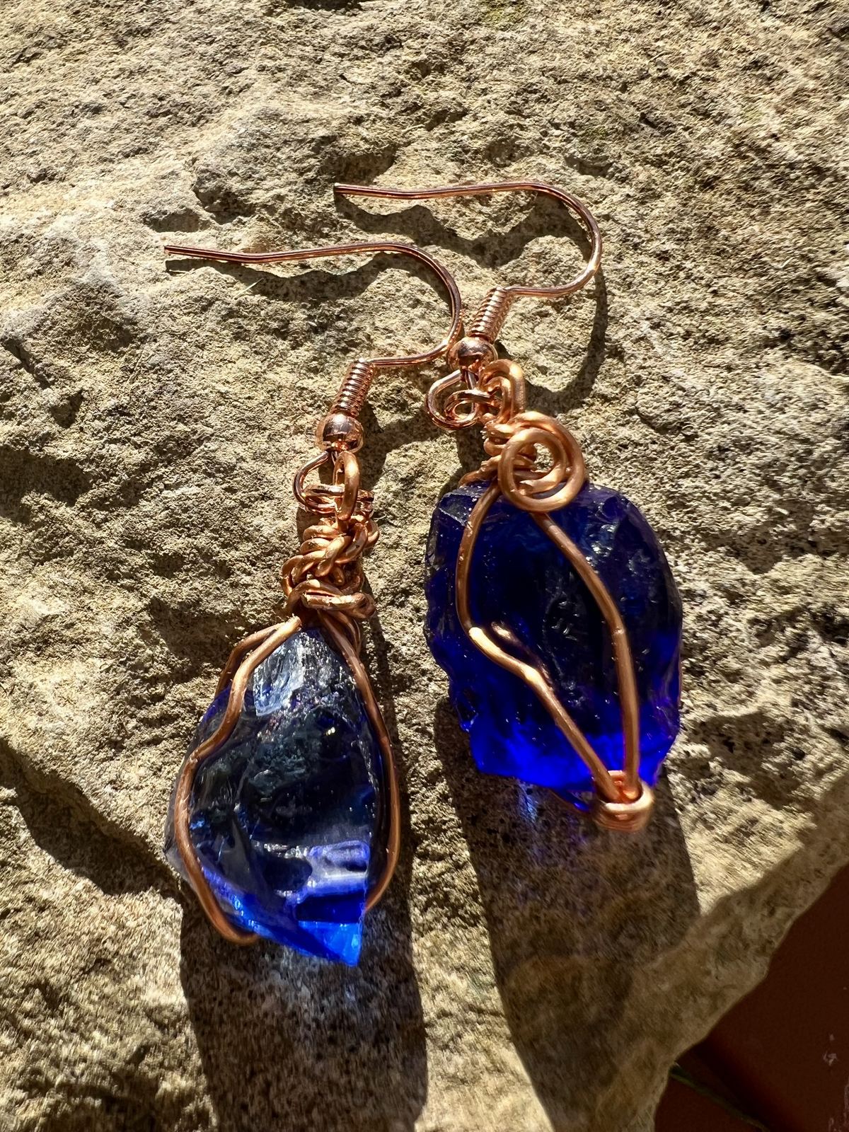 Ohrringe Blue drops mit rohem Glas in Kupferdraht