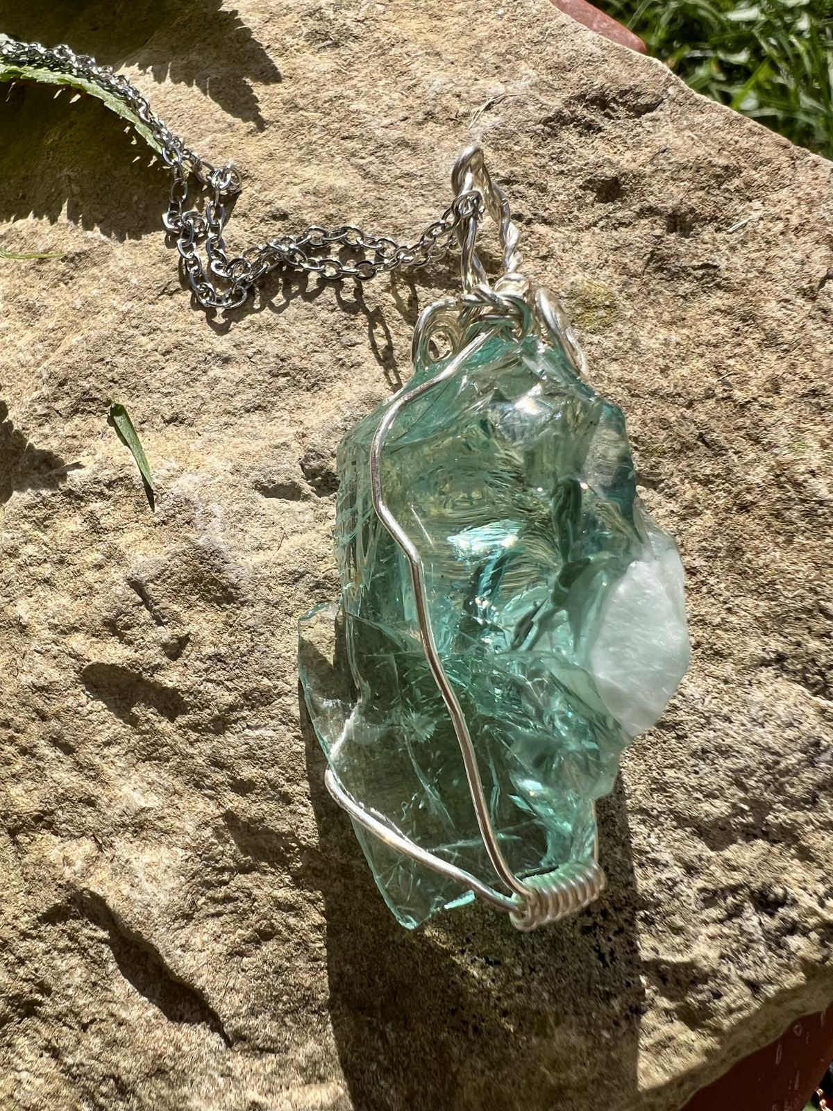 Seelenanhänger Blue Secret in Silberdraht an Edelstahlkette
