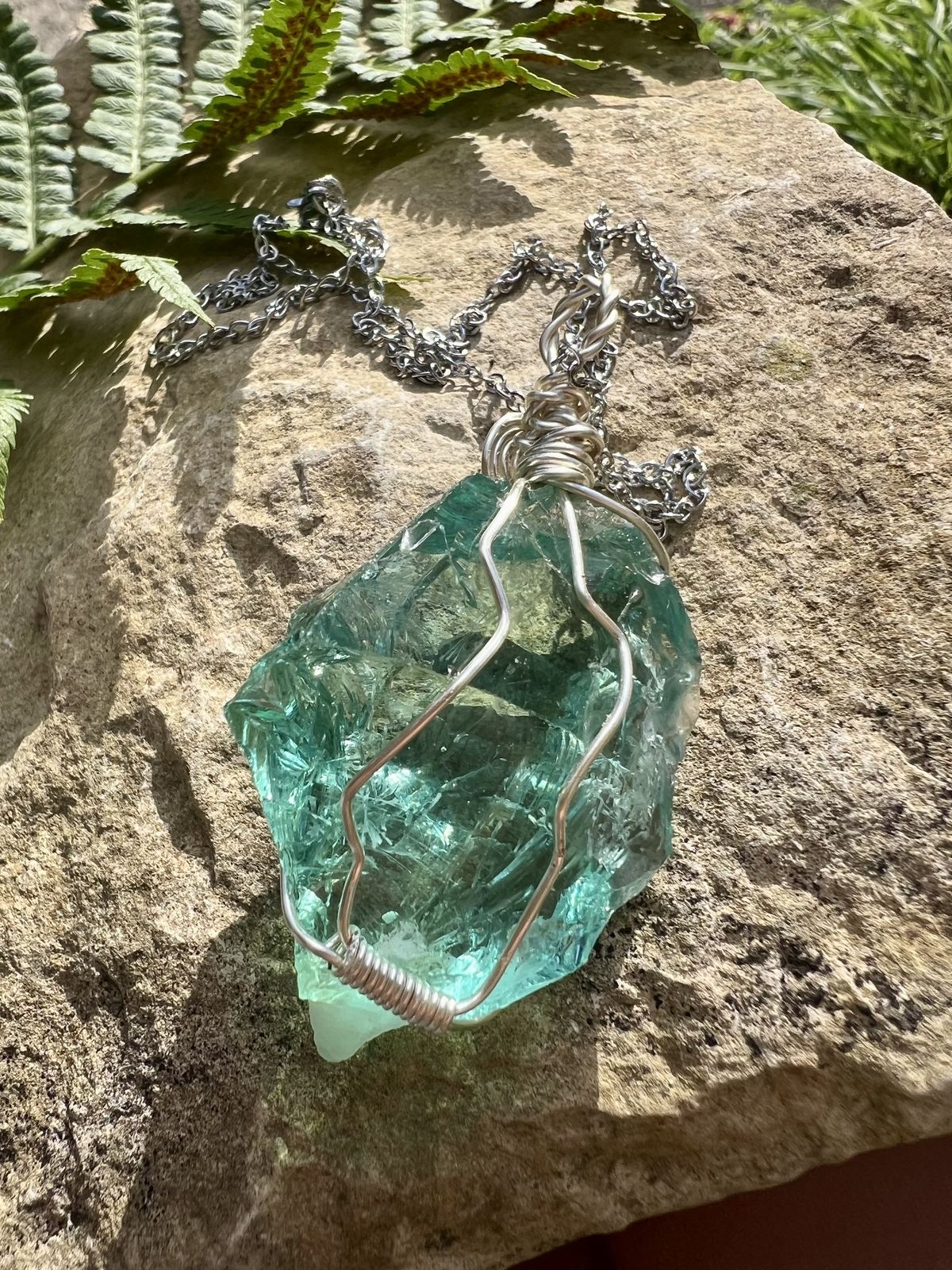 Seelenanhänger Crystal Lagoon, seltenes Stück mit weißer Matrix in Silberdraht an Edelstahlkette