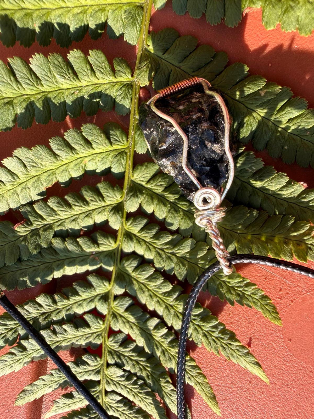 Silver Shadow Vulkanglas Anhänger in Silberdraht
